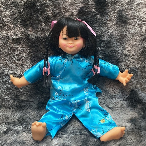 Vintage 1986 Asian Doll All Original
Very Rare Goodwell Blue Outfit
Cloth Body - Picture 4 of 16
